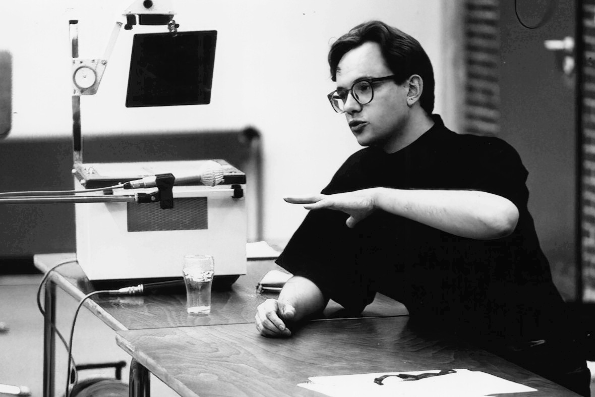 Karlheinz Essl während seiner Lecture bei den Darmstädter Ferienkursen 1990