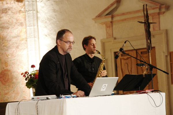 Lars Mlekusch and Karlheinz Essl performing Sequitur VII