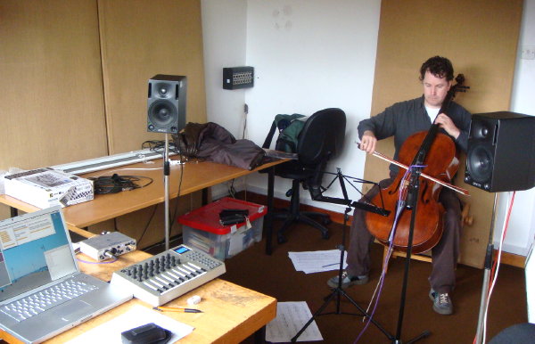 Anton Lukoszevieze rehearsing "Sequitur IV" by Karlheinz Essl