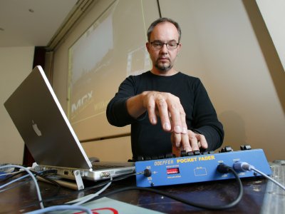 Karlheinz Essl performing live