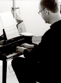 Karlheinz Essl spielt auf seinem Toy Piano