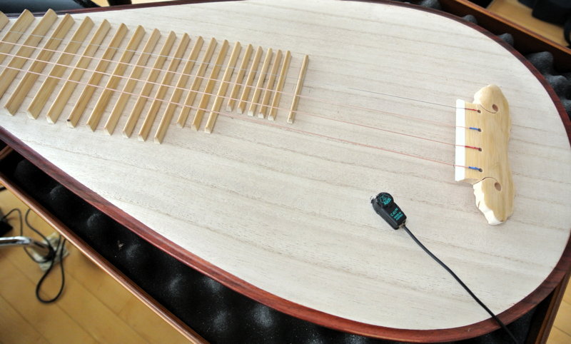 correct position of the contact mic on the pipa